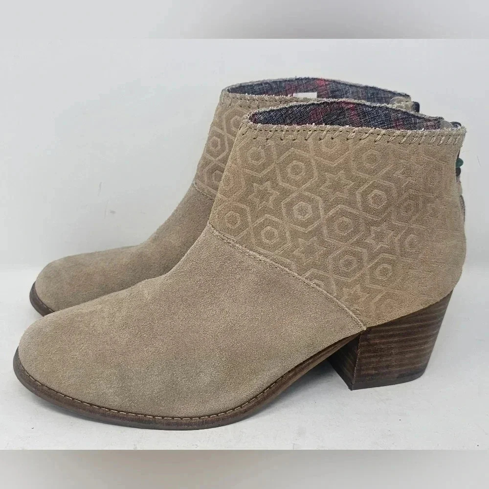TOMS Women's Leila Bootie Oxford Tan Beige Suede Embossed Ankle Boot Size 8.5